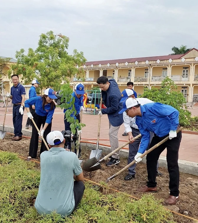 Tình nguyện viên trồng cây trong khuôn viên trường học