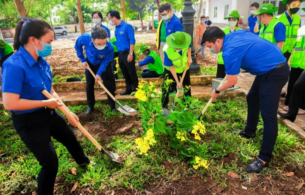 Nhóm tình nguyện viên cùng nhau trồng cây xanh bảo vệ môi trường