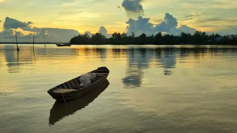 Hình ảnh làng quê yên bình trên con đò lênh đênh - hình 2