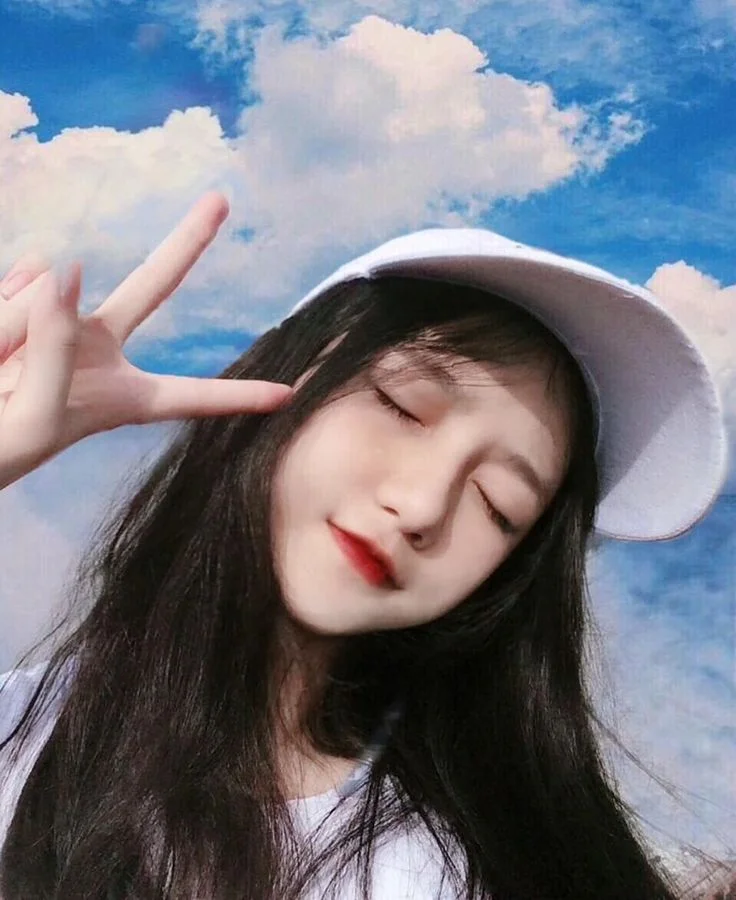 Gái xinh cute đội mũ trắng dưới bầu trời xanh