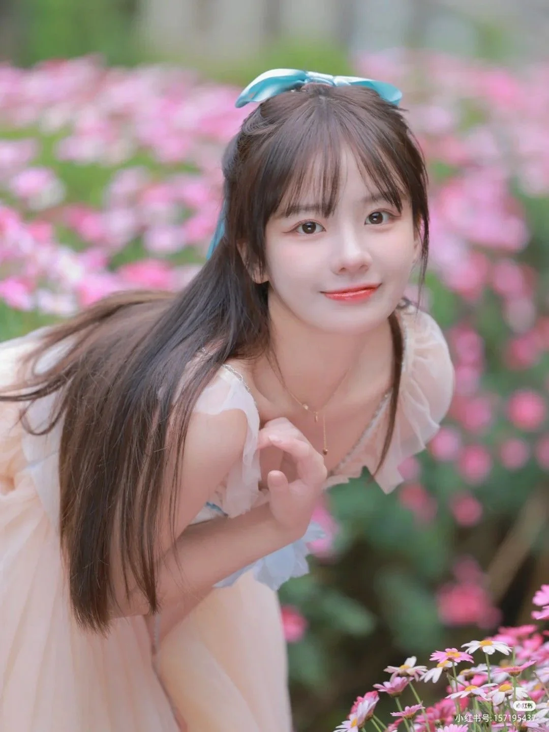 Gái xinh cute giữa vườn hoa hồng rực rỡ