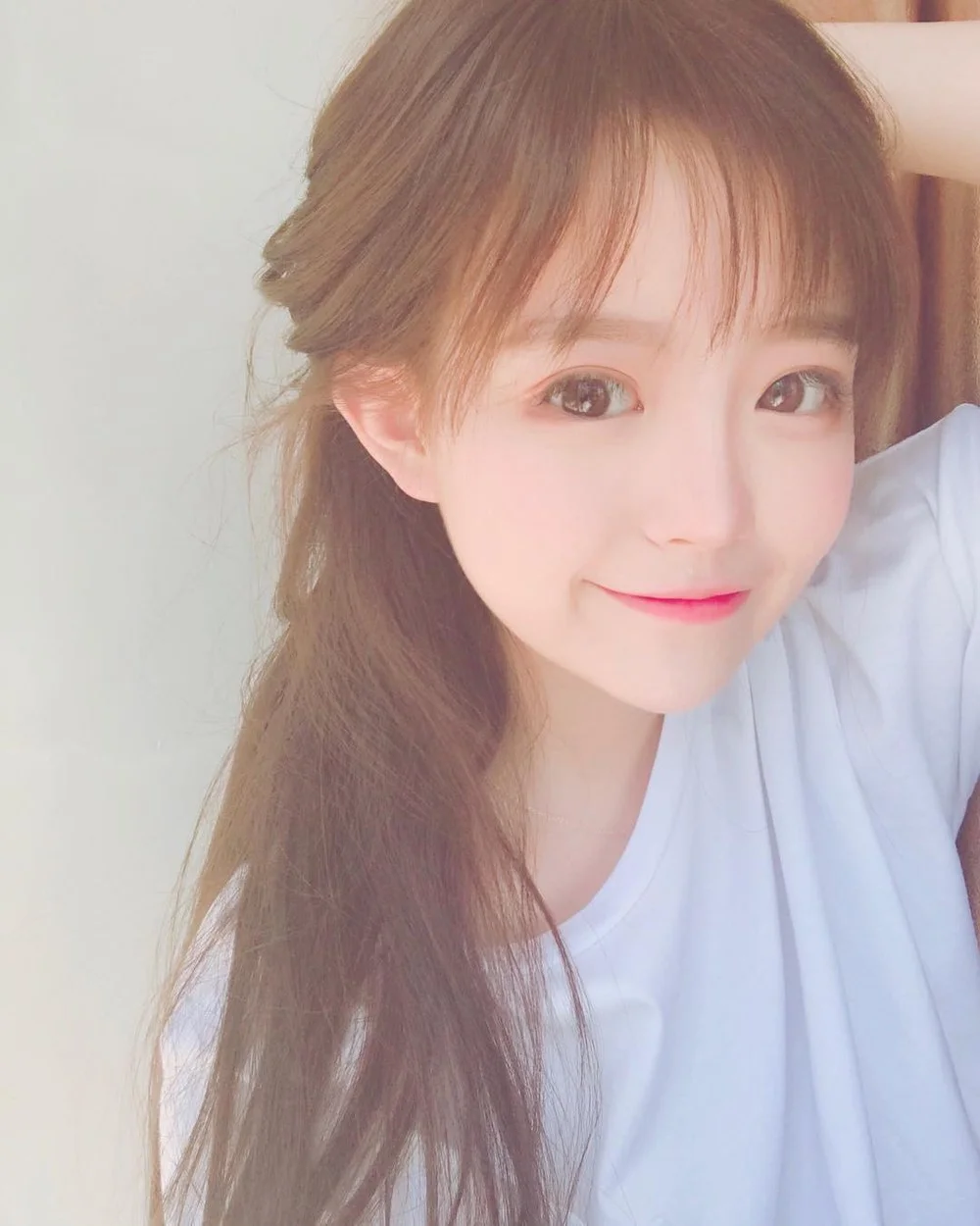 Gái xinh cute mỉm cười nhẹ nhàng trong nắng