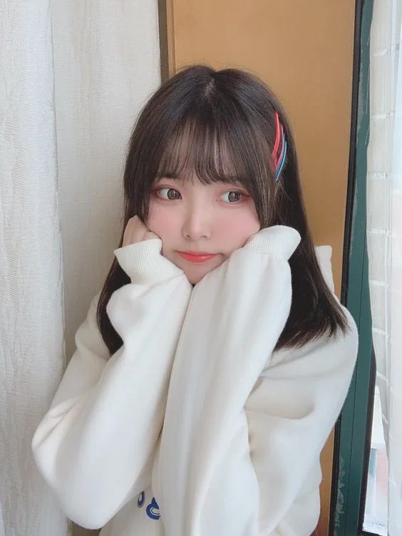 Gái xinh cute mặc áo trắng tạo dáng dễ thương