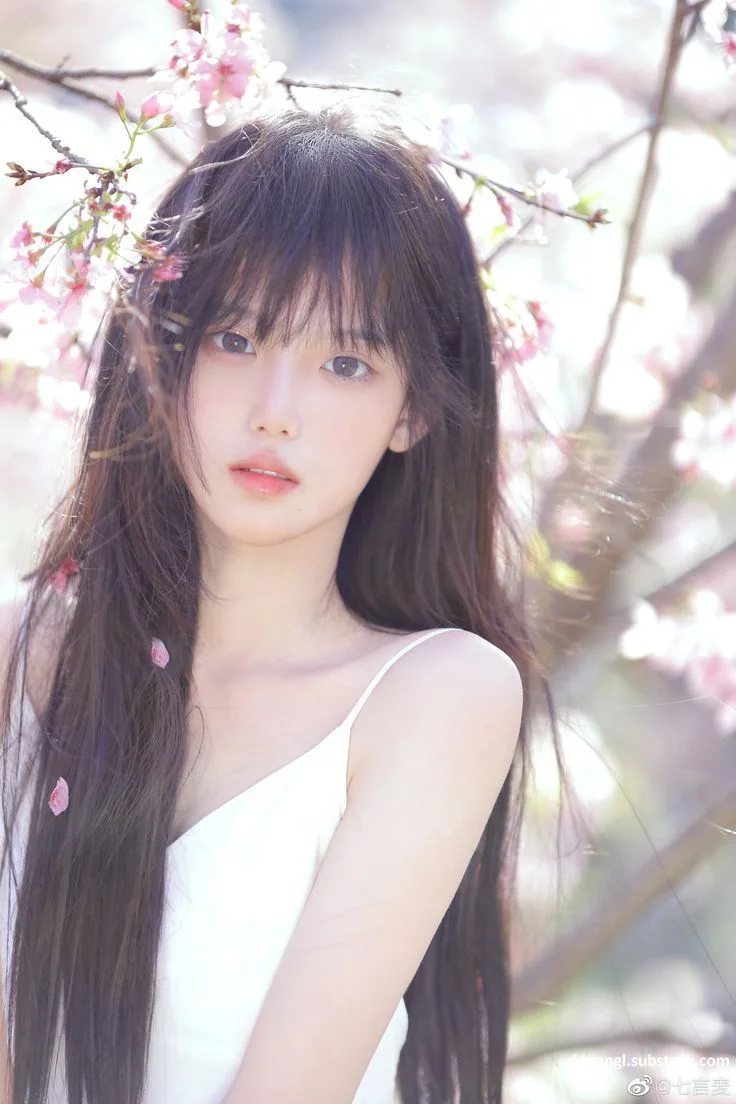 Gái xinh cute dưới tán hoa anh đào