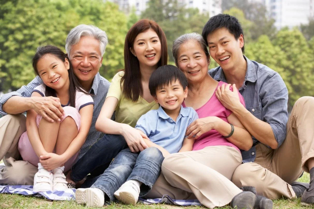 Đại gia đình nhiều thế hệ quây quần ngoài trời