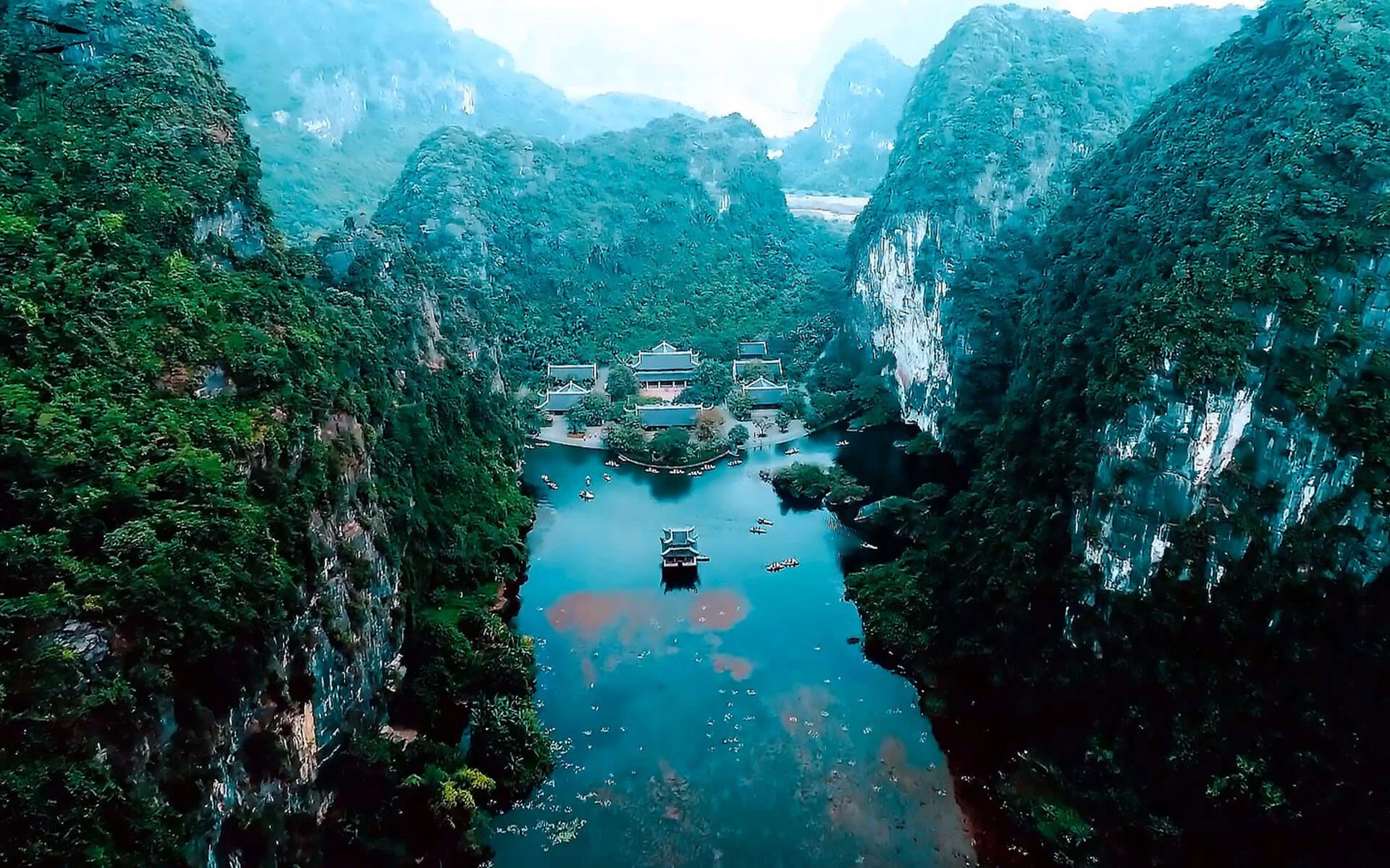 Tranh vẽ 20 11 cảnh thuyền đi giữa dòng sông xanh và những dãy núi đá vôi