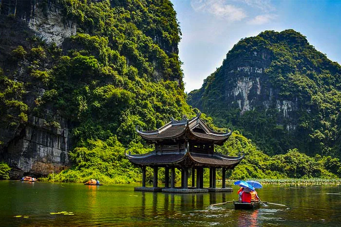 Tranh vẽ 20 11 phong cảnh chùa cổ giữa hồ nước xanh và núi đá vôi hùng vĩ
