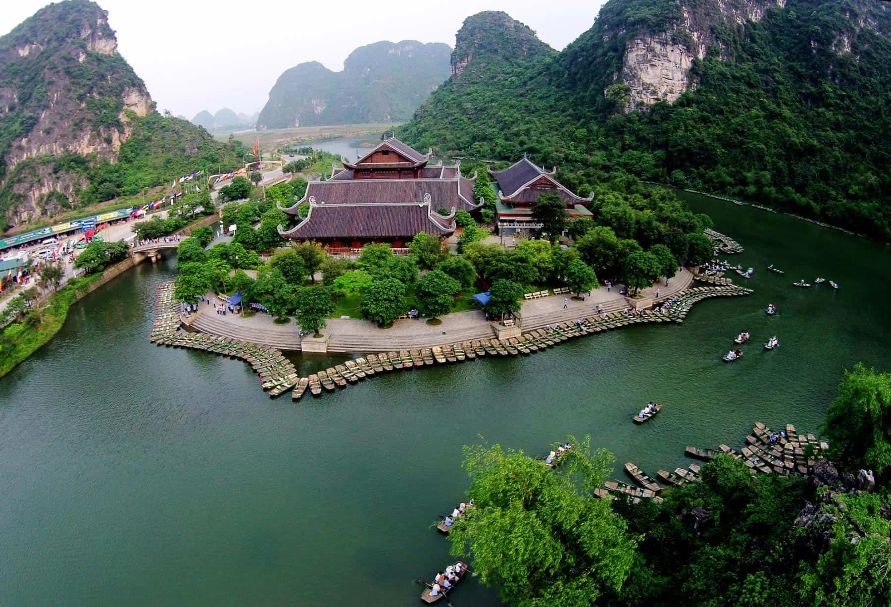 Tranh vẽ 20 11 phong cảnh chùa cổ giữa núi đá vôi và dòng sông Tràng An ở Ninh Bình