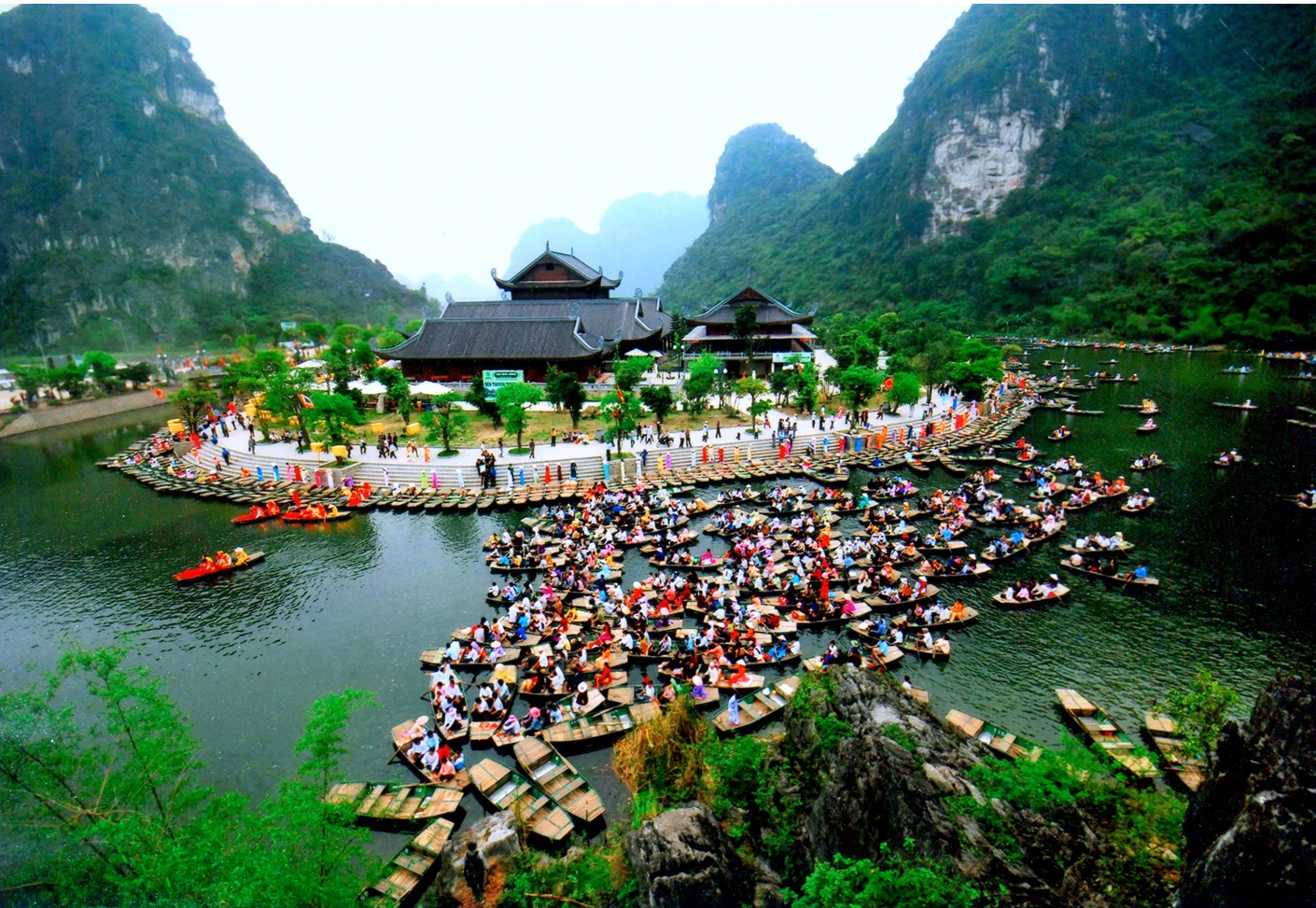Tranh vẽ 20 11 phong cảnh bến thuyền đông đúc giữa hồ và núi đá vôi