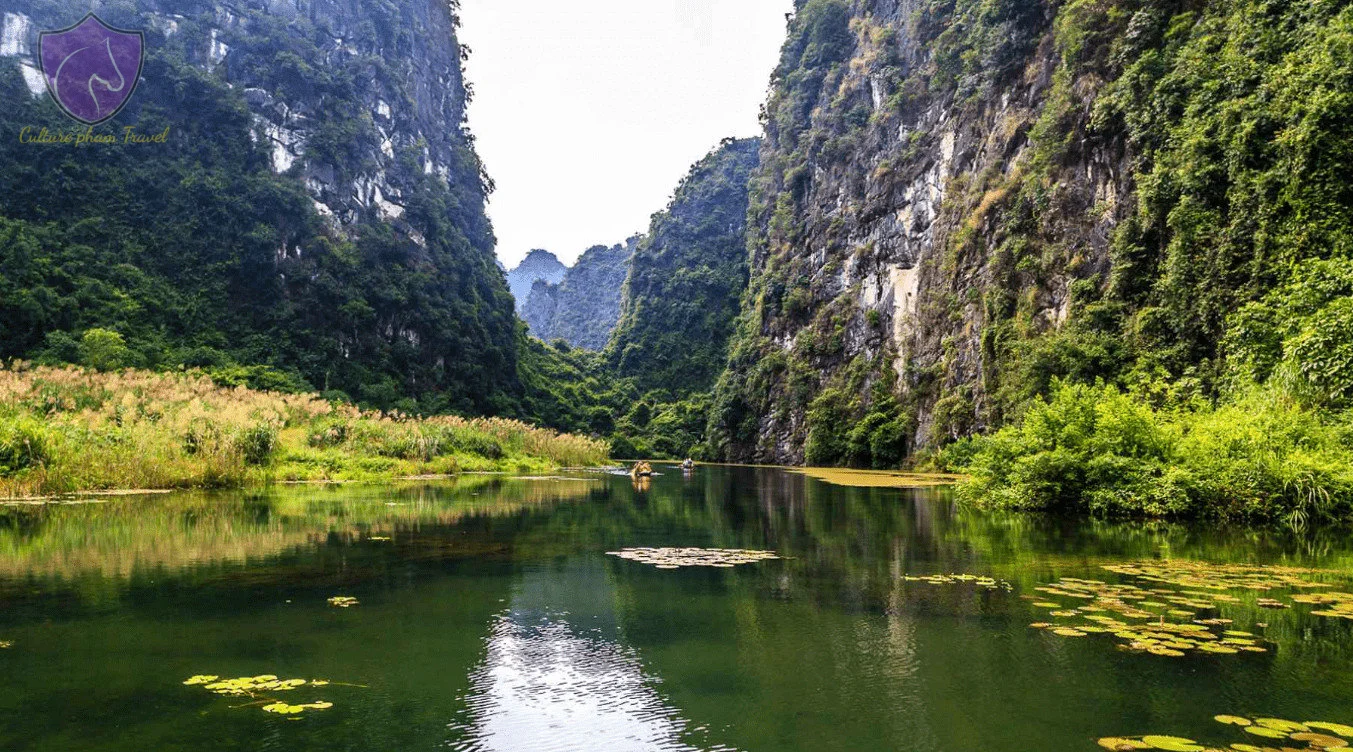 Tranh vẽ 20 11 cảnh sông nước tĩnh lặng giữa núi đá vôi và cây xanh