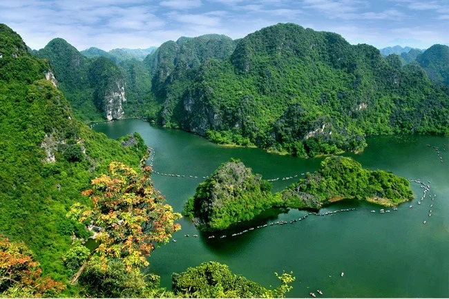 Tranh vẽ 20 11 phong cảnh hồ nước xanh giữa những dãy núi đá vôi