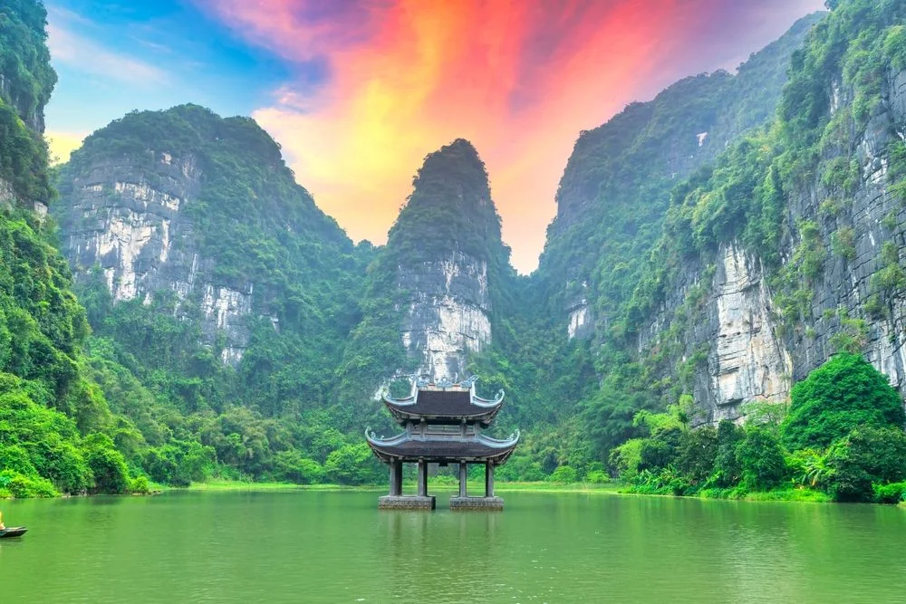 Tranh vẽ 20 11 phong cảnh núi đá vôi, hồ nước xanh và đình nhỏ giữa thiên nhiên