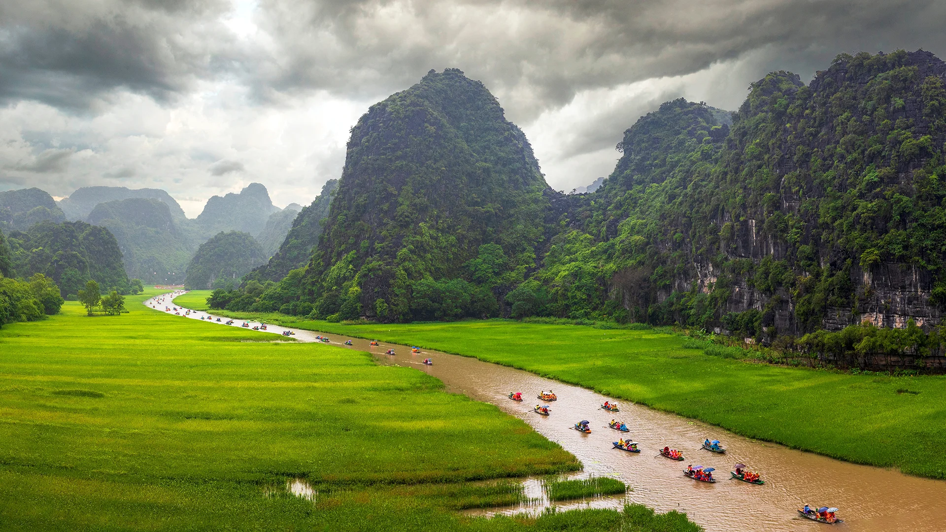 Tranh vẽ 20 11 phong cảnh đồng lúa xanh, dòng sông uốn lượn và núi đá vôi