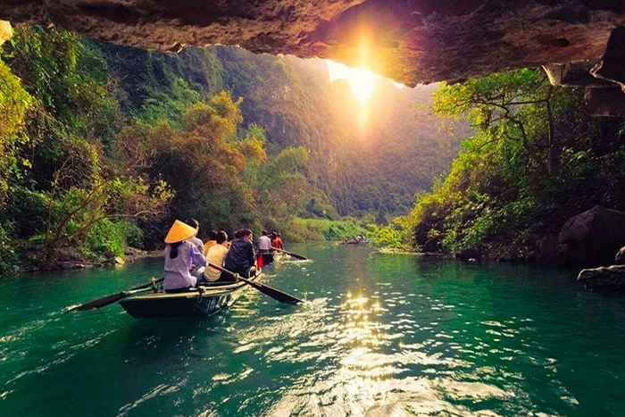 Tranh vẽ 20 11 cảnh chèo thuyền trên sông giữa núi rừng dưới ánh nắng