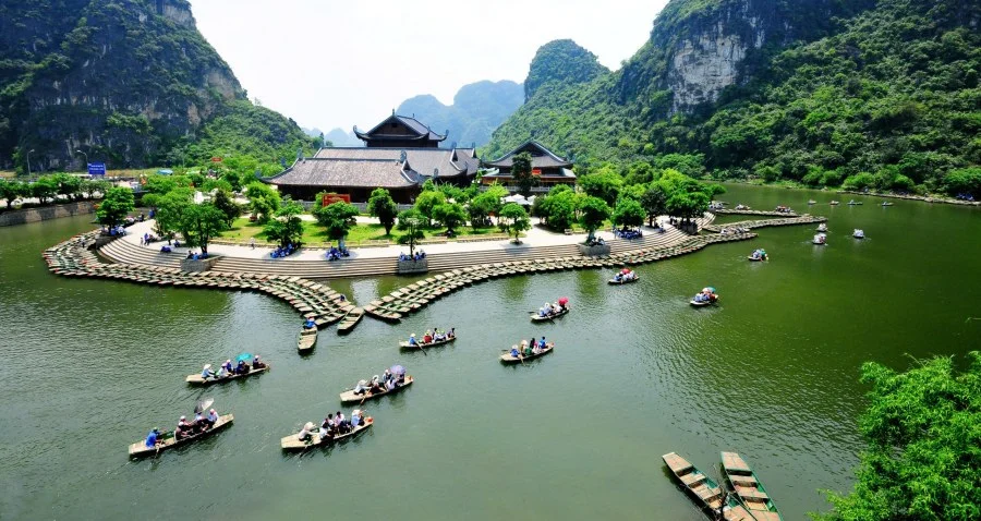 Tranh vẽ 20 11 phong cảnh khu du lịch ven hồ núi đá với nhiều thuyền nhỏ