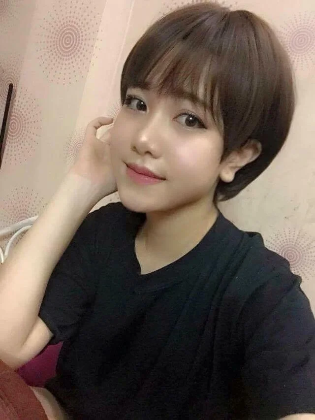 Tóc thẳng, mái lưa thưa tomboy