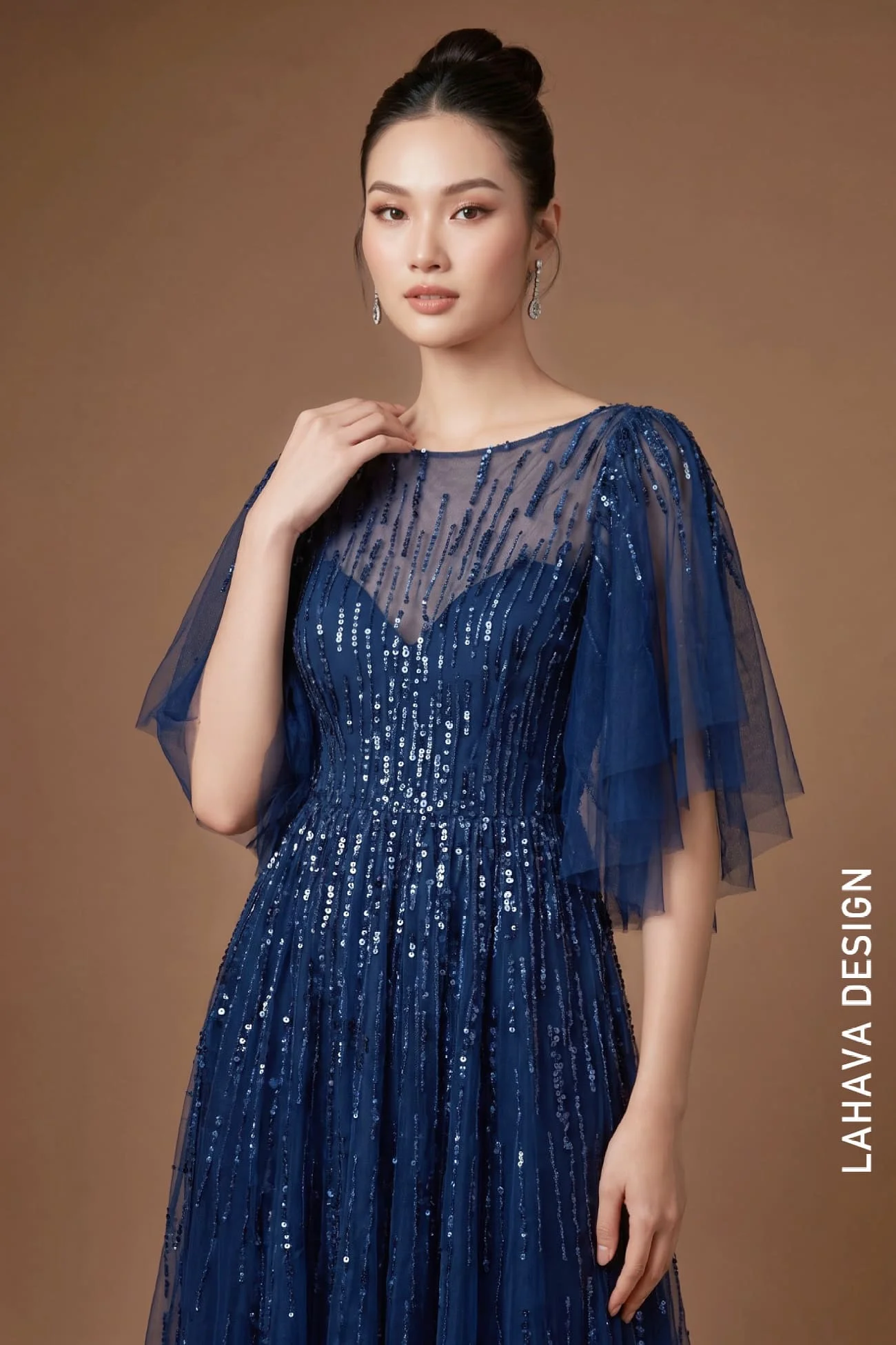 Đầm dạ hội vải voan lưới màu xanh với họa tiết kim sa lấp lánh (2)