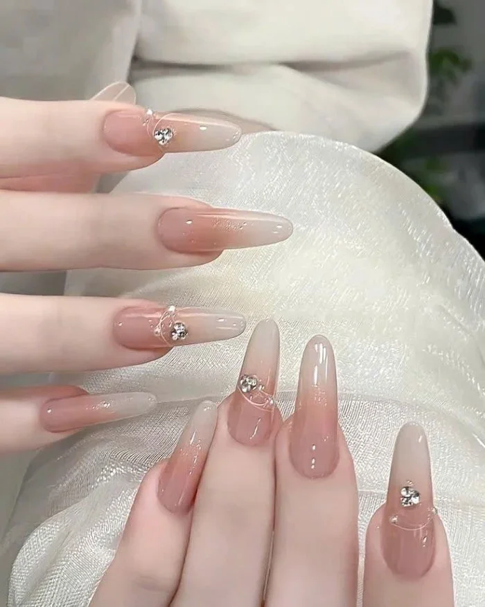 Mẫu nail đơn giản nhẹ nhàng – xu hướng làm đẹp được ưu chuộng nhất năm 2025 | Viết bởi Hải Biết Tuốt (2)