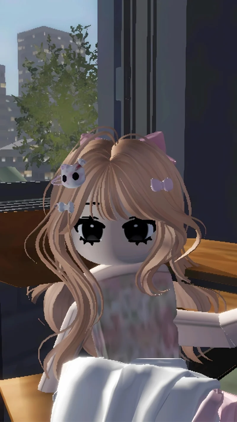 Nhân vật Roblox nữ tóc nâu dài ngồi cạnh cửa sổ trong nhà
