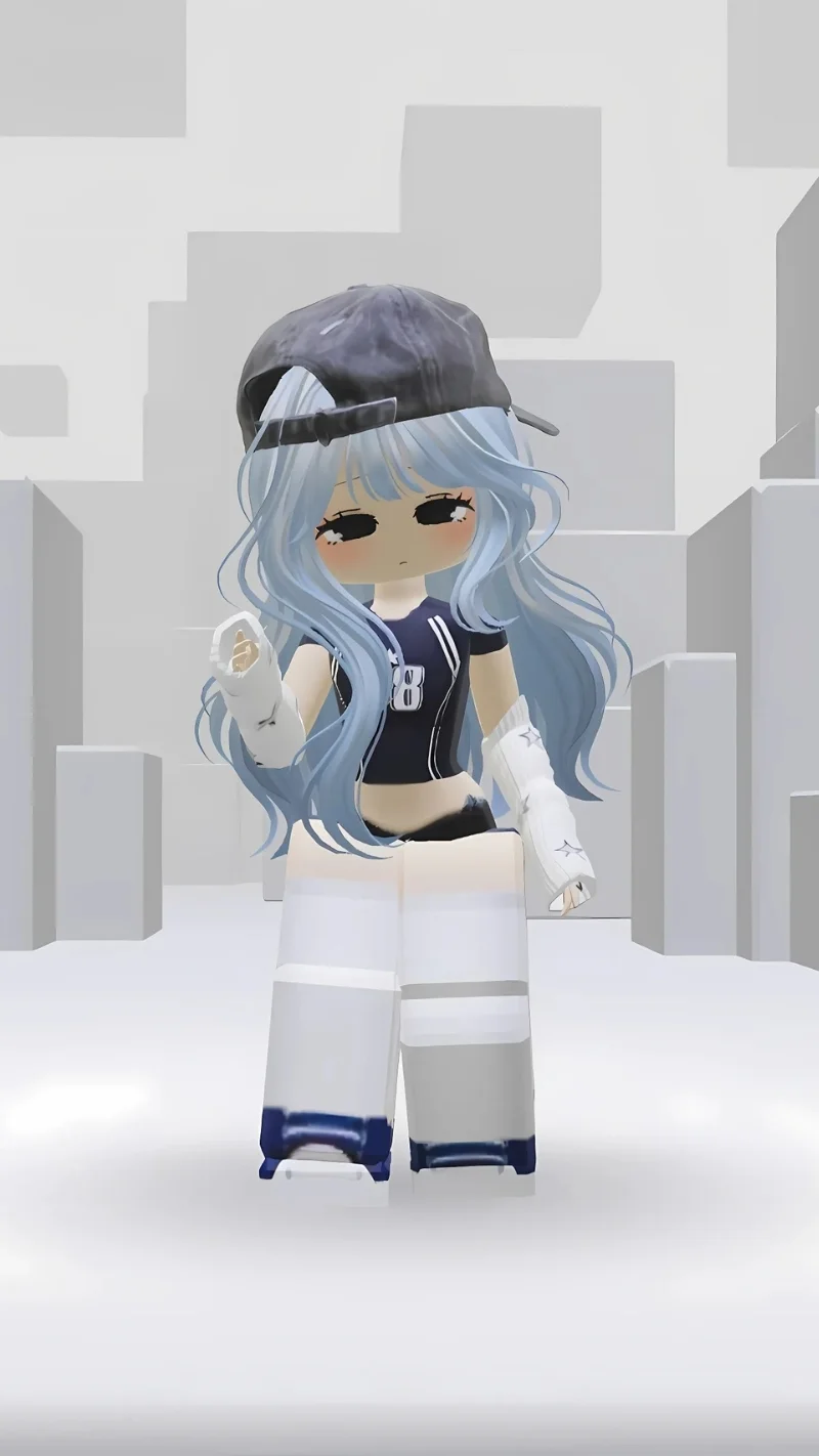 Nhân vật Roblox avatar nữ tóc trắng đội mũ lưng ngược trong không gian trắng