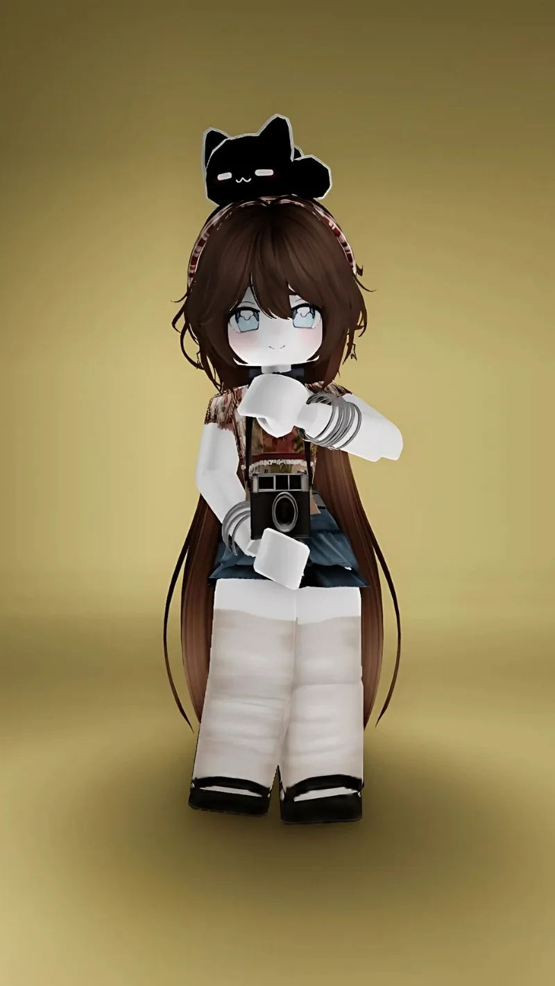 Nhân vật Roblox nữ tóc nâu đeo nơ đen đội mũ áo khoác trắng