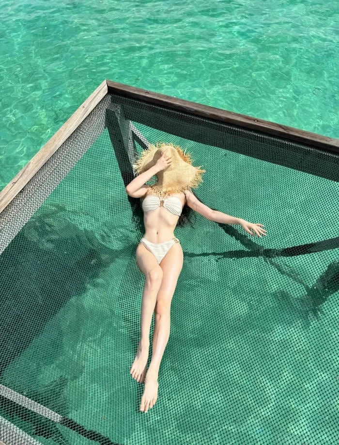 tạo dáng cuốn hút ảnh gái xinh mặc bikini đi biển