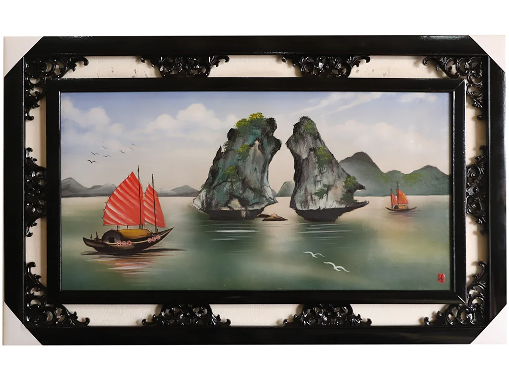 Tranh khung đen vẽ vịnh Hạ Long với thuyền buồm đỏ và hòn Trống Mái