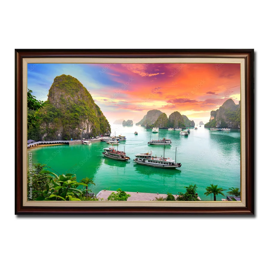 Tranh khung treo vẽ vịnh Hạ Long hoàng hôn với du thuyền và núi đá