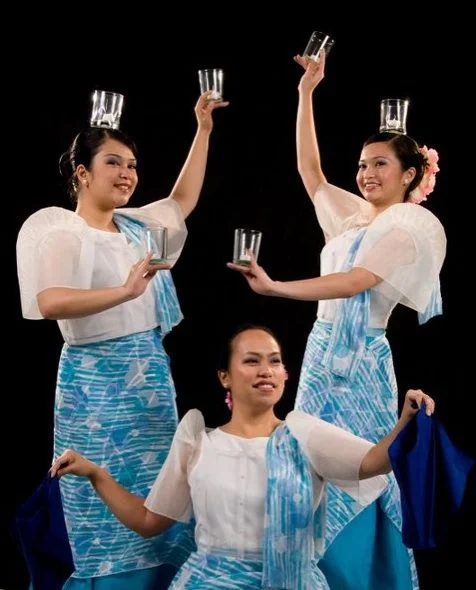 Ba phụ nữ nâng ly chúc mừng trong trang phục trắng xanh, gợi không khí tiệc sinh nhật