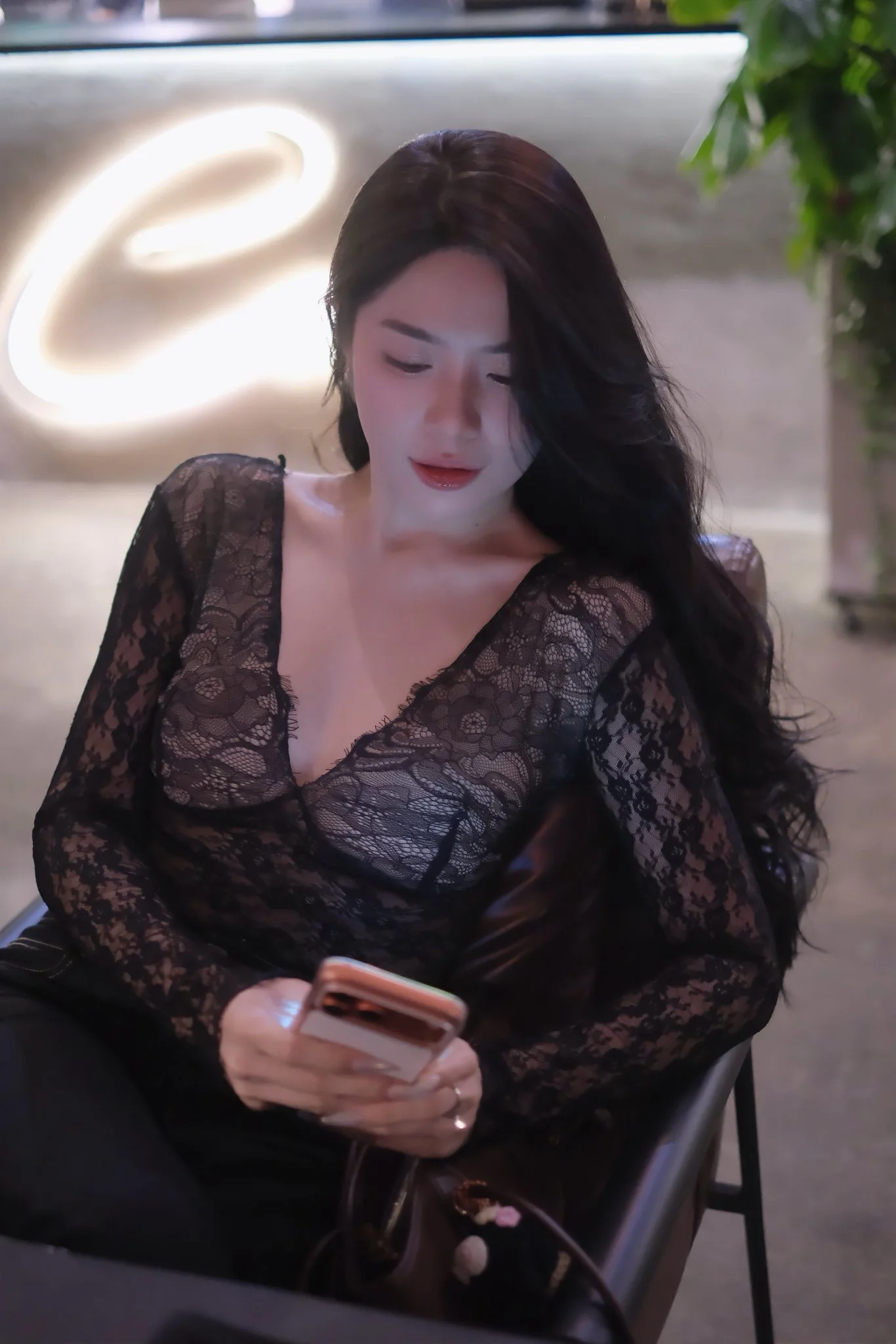 Nhờ chọn giúp ảnh đẹp, hot girl vô tình "làm khó" cộng đồng mạng vì nhan sắc cực phẩm "không đùa được đâu"