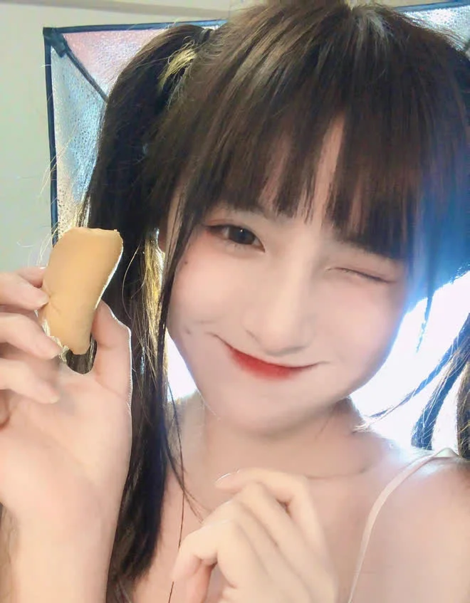 Chuyên mục ảnh hot girl chỉ mang tính chất minh họa: Sai một li đi một nữ thần là có thật