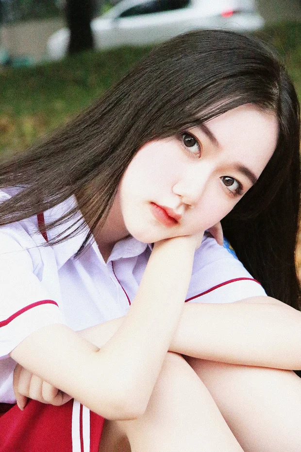 Khoe ảnh thẻ dậy thì thành công cực gợi cảm, nữ sinh 15 tuổi bị cộng đồng mạng phản pháo, nghi ngờ photoshop quá đà