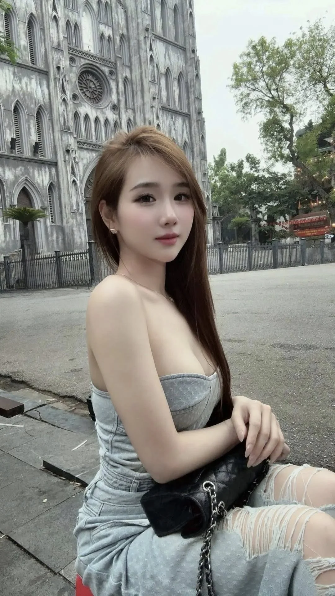 Tránh nóng với bộ ảnh mát mắt ở Nhà thờ Lớn của cô nàng hot girl xinh đẹp