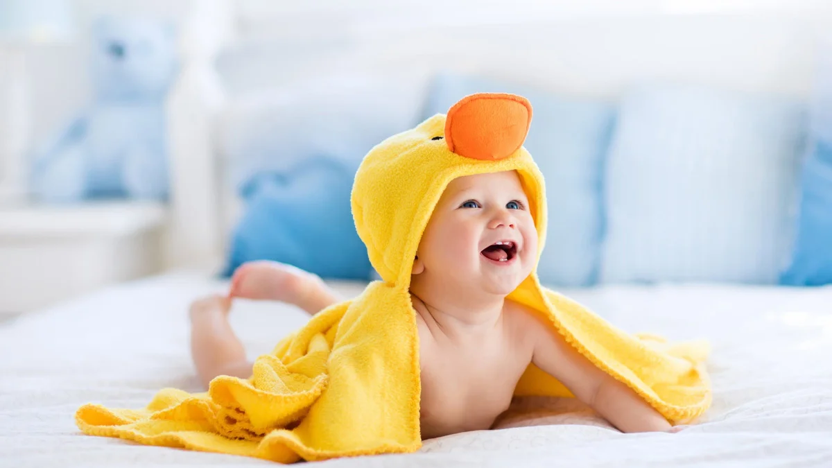 Hình Ảnh em bé cười ngây thơ