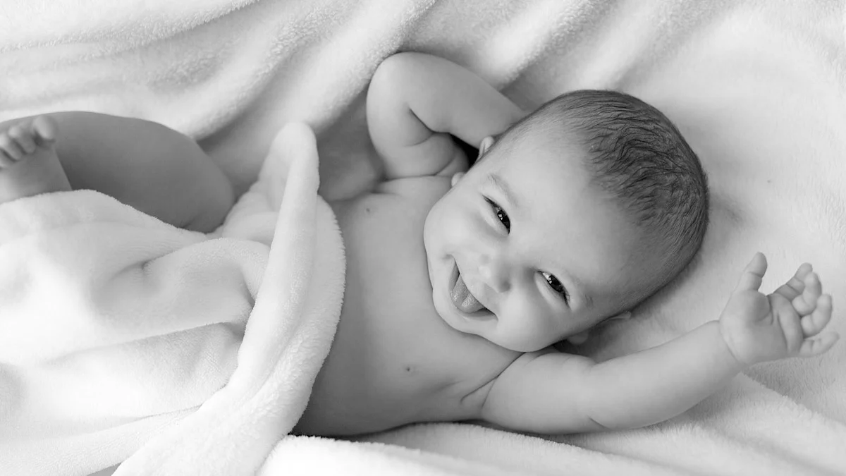 Ảnh em bé cười hồn nhiên đen trắng