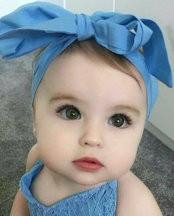em bé cute băng xanh trên đầu