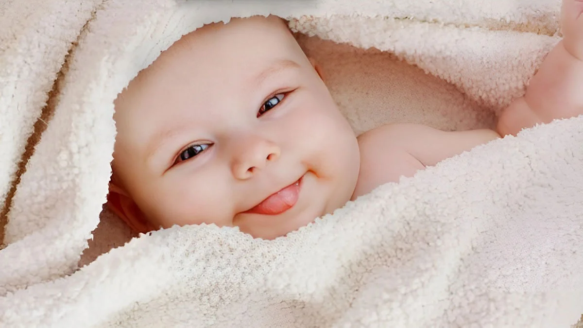 Ảnh em bé cười hồn nhiên đáng yê