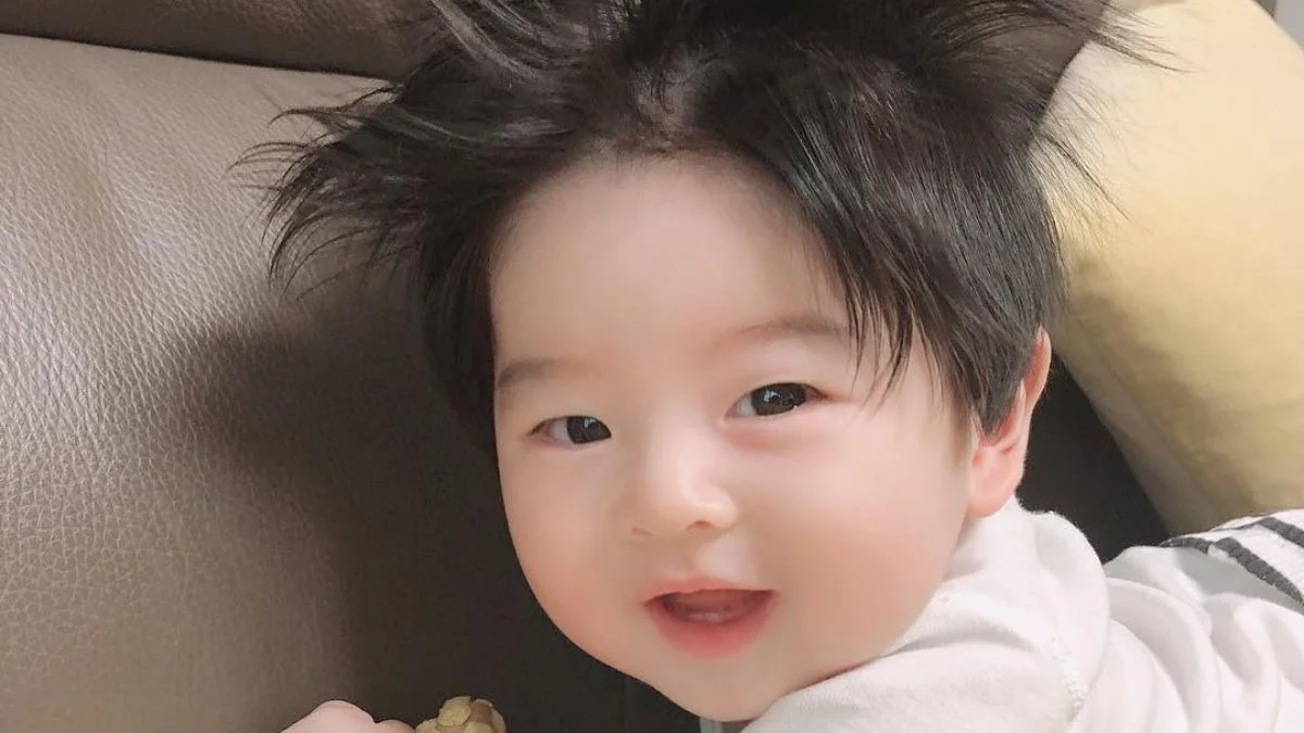 Ảnh em bé cười hồn nhiên trong sáng