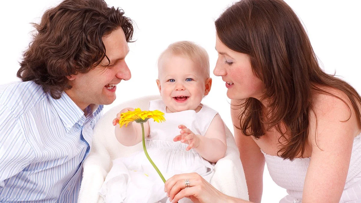 tải mẫu Ảnh em bé gái cười tươi