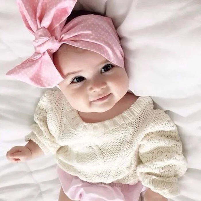 cô bé cute lưng hồng