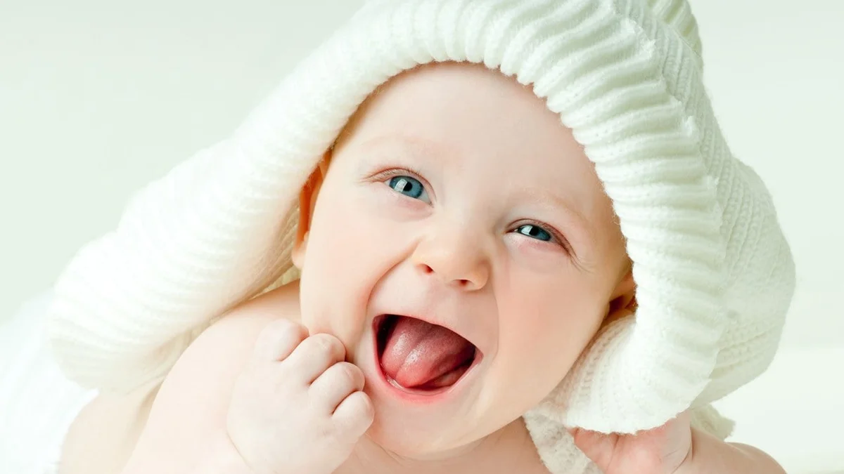 Hình Ảnh em bé cười cute