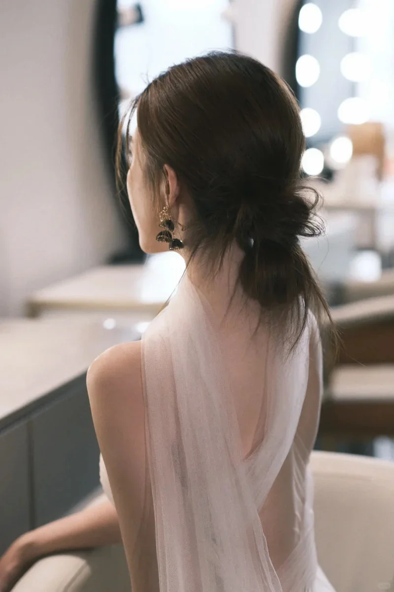 Nữ tóc cuộn thấp nhìn từ phía sau