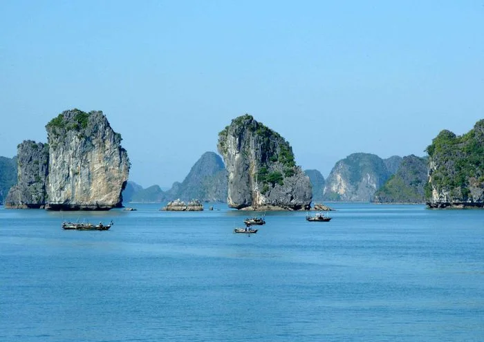 Hình nền đẹp vịnh Hạ Long với các đảo đá vôi, mặt nước xanh trong và thuyền du lịch